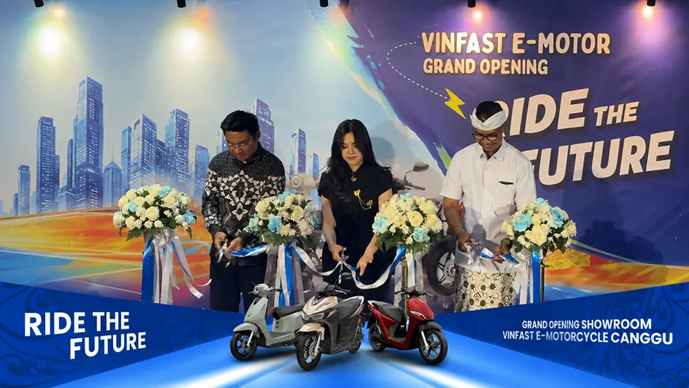 Sesi Pemotongan Pita sebagai simbolis peresmian saat grand opening Vinfast Motor di Bali