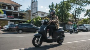 VinFast Evo melaju di jalanan kota dengan pengendara mengenakan helm