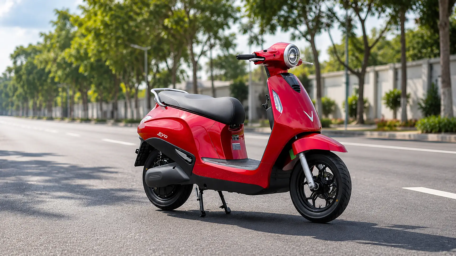 Spesifikasi VinFast Evo motor listrik warna merah tampak samping di jalan raya