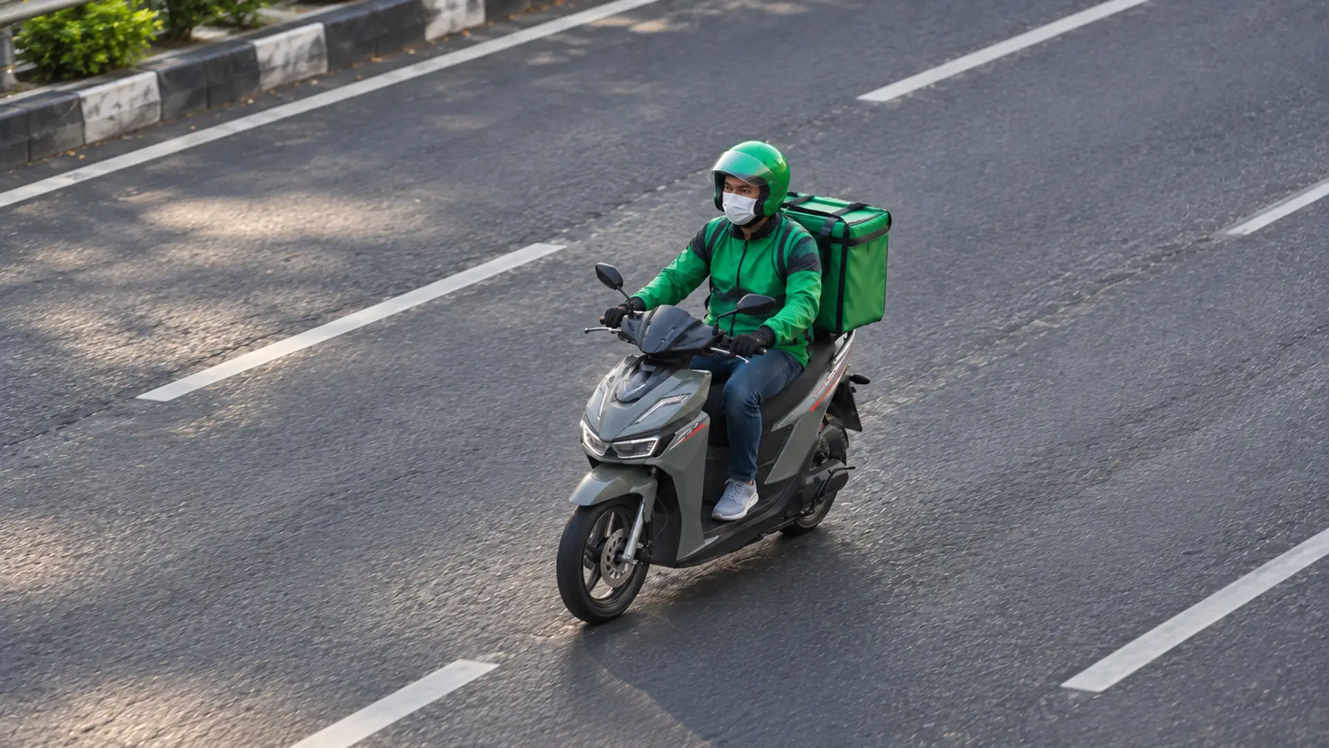 Driver ojek online mengendarai motor listrik VinFast Viper di jalan raya
